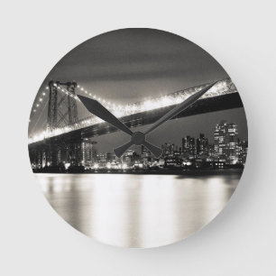 Relógio Redondo Ponte de Williamsburg na Nova Iorque na noite