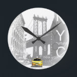 Relógio Redondo Pop art amarelo do táxi de Nyc da Nova Iorque<br><div class="desc">Imagem amarela do pop art da ponte de Brooklyn do táxi de Nyc da Nova Iorque</div>