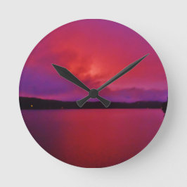 Relógio Redondo pôr do sol roxo, rosa quente, no lago Arrohead