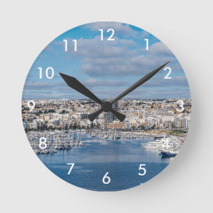 Relógio Redondo Porto de Sliema com edifícios modernos e barcos