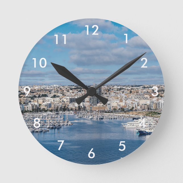 Relógio Redondo Porto de Sliema com edifícios modernos e barcos (Frente)