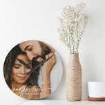 Relógio Redondo Presente de Foto Personalizada por Amor Sem Fim Mo<br><div class="desc">Mantenha as memórias no eterno,  amor interminável com este relógio de fotos do script moderno. Um presente perfeito para todas as ocasiões,  incluindo a época de Natal.</div>