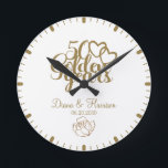 Relógio Redondo Presente Personalizado de 50º Aniversário em Ouro<br><div class="desc">Um presente de relógio de parede de 50º aniversário de casamento elegante e sofisticado com a frase "50 anos de ouro". Basta adicionar seus nomes e data de aniversário de casamento. Uma pequena rosa dourada ornamentada no fundo,  e um fundo branco.</div>