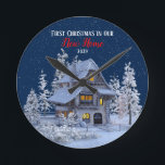 Relógio Redondo Primeiro Natal em nossa nova terra natal Wonderlan<br><div class="desc">Primeiro Natal no nosso novo relógio de inverno. O texto e a foto podem ser alterados usando o menu "Detalhes" à direita. Para ajustado de tudo às suas necessidades, clique no botão "Personalizar" e você pode alterar o estilo e a cor do texto. Outras cores estão disponíveis. Por favor, entre...</div>
