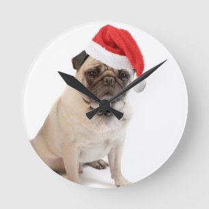 Relógio Redondo Pug bege com o chapéu vermelho do papai noel sobr