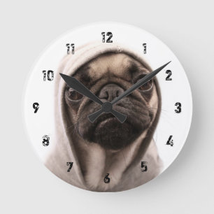 Relógio Redondo Pug em um Hoodie