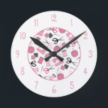 Relógio Redondo Pulso de disparo temático Sewing cor-de-rosa<br><div class="desc">Um pulso de disparo que caracteriza um rosa que sewing o design temático que consiste em ilustrações de coxins do pino,  de máquinas de costura,  de agulhas sewing,  de amostras de folha do tecido,  de tesouras,  e de carretéis da linha.</div>