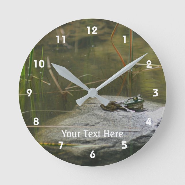 Relógio Redondo Rã-Grande Soltando Em Rock Nature (Frente)