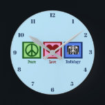 Relógio Redondo Radiologista Peace Love Radiology X-Ray Lab Tech<br><div class="desc">Um relógio radiologista bonito com um sinal de paz,  coração e o raio-x de uma jaula. Este presente técnico legal em azul bonito lê a Radiologia do Amor pela Paz. Solicite isso para o seu centro de diagnóstico de imagem.</div>