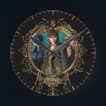 Relógio Redondo Retrato do ouro Newt, Tina e Leta Art Deco<br><div class="desc">BEASTAS FANTÁSTICOS: OS CRIMES DE GRINDELWALD™ | Veja este retrato art nouveau com PORPENTINA GOLDSTEIN™,  NEWT SCAMANDER™ e Leta Lestrange dentro de um quadro circular de ornamentado. Obtenha este belo gráfico no seu produto Zazzle favorito hoje!</div>