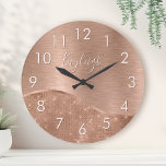 Relógio Redondo Rosa Metálico - Largura Dourada Personalizada<br><div class="desc">Personalize facilmente este rosa dourado com metal escovado e um relógio de parede com padrão de brilho falso glamouroso com seu próprio nome personalizado.</div>