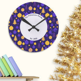 Relógio Redondo Roxo e Dourado Falso Nome de Família Moderno Natal