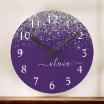 Relógio Redondo Roxo Silver Glitter Girly Glam Monograma<br><div class="desc">Relógio de Nome do Monograma de Script Brugado com Glitter Glitter Roxo e Silver Sparkle Roxo. Isto faz o doce e perfeito aniversário de 16 anos,  casamento,  chá de panela,  aniversário,  chá de fraldas ou festa de solteira presente para alguém que ama luxo de luxo e estilos quíticos.</div>