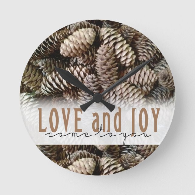 Relógio Redondo Rustic Holiday Love and Joy Pine Cone (Frente)