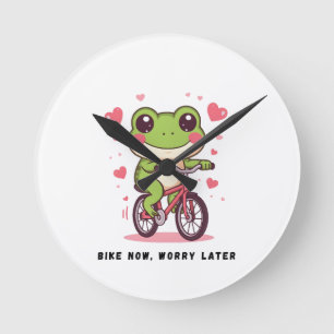 Relógio Redondo Sapo Fofo Andando de Bicicleta Presente Divertid