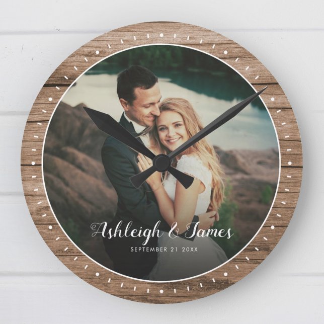 Relógio Redondo Script de Foto de Casamento Moderno Russo Personal (Rustic wooden clock with a photo of a couple embracing, set against a scenic outdoor backdrop.)