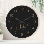 Relógio Redondo Script Feminino Dourado Preto Moderno Monograma<br><div class="desc">Script Feminino Dourado Preto Moderno Monograma De Grande Relógio. Personalize facilmente este relógio elegante moderno com o seu monograma e nome personalizados.</div>
