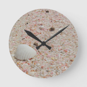 Relógio Redondo Seashell branco na praia cor-de-rosa da areia