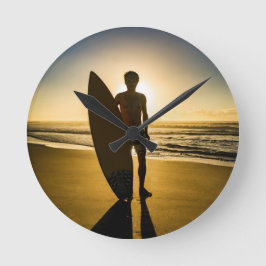Relógio Redondo Silhueta de surfe durante o nascer do sol