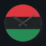 Relógio Redondo Sinalizador vermelho, preto e verde<br><div class="desc">As três cores pan-africanas na bandeira representam: RED: o sangue que une todas as pessoas da ancestralidade negra africana, e derramou pela libertação; BLACK: pessoas negras cuja existência como nação, mas não como estado-nação, é afirmada pela existência da bandeira; e GREEN: a riqueza natural abundante da África. Vintage Old School...</div>