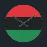 Relógio Redondo Sinalizador vermelho, preto e verde<br><div class="desc">As três cores pan-africanas na bandeira representam: RED: o sangue que une todas as pessoas da ancestralidade negra africana, e derramou pela libertação; BLACK: pessoas negras cuja existência como nação, mas não como estado-nação, é afirmada pela existência da bandeira; e GREEN: a riqueza natural abundante da África. Vintage Old School...</div>