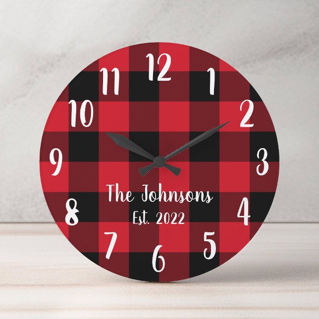 Relógio Redondo Sobrenome Xadrez Búfalo Vermelho (Family Name Red Buffalo Plaid Round Clock)