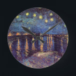 Relógio Redondo Starry Night Over the Rhone, por Vincent van Gogh<br><div class="desc">Starry Night Over The Rhone, por Vincent van Gogh, é uma pintura de paisagem marítima náutica de apos impressionismo de arte antiga. Uma visão marítima sobre a água do Rio Rhone à noite com estrelas no céu brilhando na reflexão. Sobre o artista: Vincent Willem van Gogh (1853-1890) foi um dos...</div>