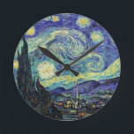 Relógio Redondo Starry Night por van Gogh<br><div class="desc">Van Gogh era obcecado pelo simbolismo de objetos luminosos e de cor. A lâmpada era um símbolo de calma e segurança. A estrela simbolizou a fé, e a luz gasosa, as realidades humanas. O azul ultramarino profundo era infinito, enquanto o vermelho e o verde expressavam "essas coisas terríveis, as paixões...</div>