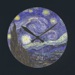 Relógio Redondo Starry Night por Vincent van Gogh<br><div class="desc">Starry Night, de Vincent van Gogh, é uma pintura de paisagem urbana de paisagens de apos impressionismo de arte com vista para o Santo Remy, França do asilo de van Gogh. O céu noturno está balançando com nuvens com uma lua crescente brilhante e estrelas brilhantes sobre a pequena vila. Starry...</div>