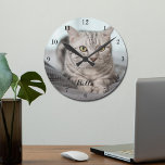 Relógio Redondo Sua Foto Personalizada de Pet Personalizada do Cat<br><div class="desc">Personalize com a fotografia do seu próprio gato neste relógio de estimação personalizado e personalize com seu nome na parte inferior. Um belo presente personalizado para um dono de gatinho imortalizar seu amor.</div>