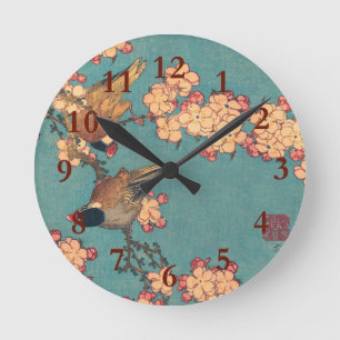 Relógio Redondo Tentilhão-de-bico-grosso de Hokusai e Flor de Cere