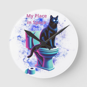 Relógio Redondo Toilet de Gato Negro Cósmico - Arte Surreal Vaporw