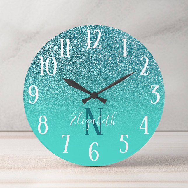 Relógio Redondo Turquesa monograma e éter lacrimogêneo (Monogrammed Turquoise and Teal Glitter Ombre Round Clock)