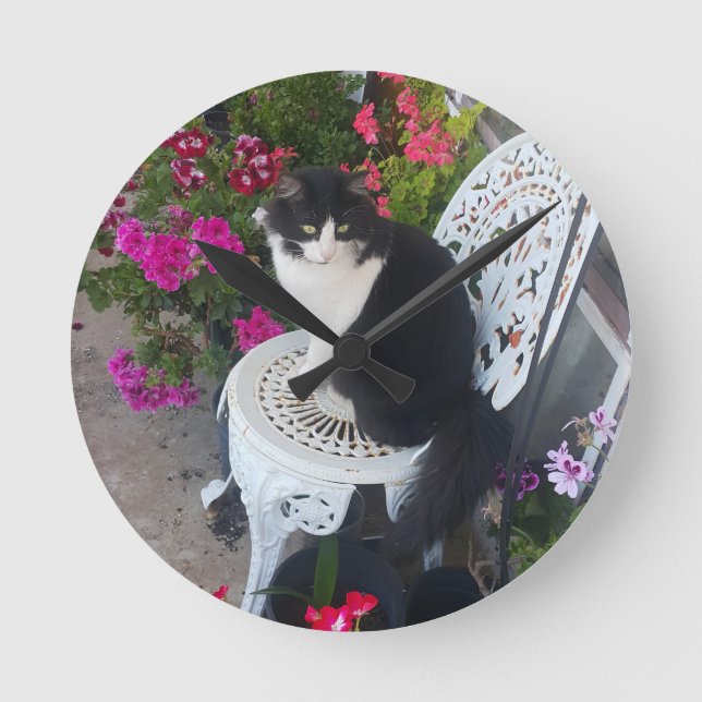Relógio Redondo Tuxedo Cat Cute with Pretty Flowers Black Cats (Frente)