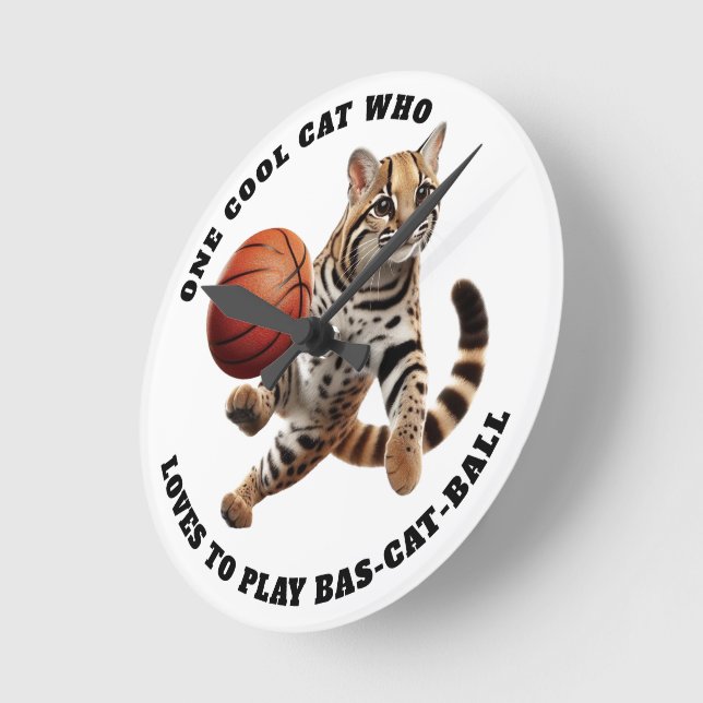 Relógio Redondo Um Gato Legal que ama jogar bola de gato-do-gato (Ângulo)