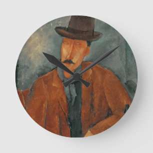 Relógio Redondo Um homem assentado que inclina-se em uma mesa