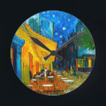Relógio Redondo Van Gogh Café Terrace à Noite<br><div class="desc">Relógio com a pintura a óleo de Vincent van Gogh Café Terrace à Noite (1888). Estrelas amarelas pintam o céu azul noturno acima de um café ao ar livre na França. Um presente maravilhoso para fãs do Impressionismo Poste e da arte holandesa.</div>