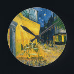 Relógio Redondo Vincent van Gogh | Cafe Terrace, Place du Forum<br><div class="desc">Cafe Terrace,  Place du Forum,  Arles,  1888 (petróleo na canvas) Gogh,  Vincent van (1853-90) BBC192281 Cafe Terrace,  Place du Forum,  Arles,  1888 (petróleo na canvas),  Gogh,  Vincent van (1853-9 0) / Rijksmuseum Kroller-Muller,  Otterlo,  Países Baixos / Biblioteca de Arte de Bridgeman</div>