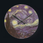 Relógio Redondo Vincent van Gogh - Noite Estrelada<br><div class="desc">Starry Night (1889), por Vincent van Gogh, é um apos impressionismo de pintura paisagística de arte. Uma vista de uma cidade num vale à noite com as nuvens a girar, as estrelas a brilhar e uma bela lua ouro amarela. Foi pintado durante o dia pela memória e é a pintura...</div>