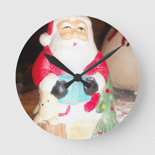 Relógio Redondo Vintage com Papai noel de diversão com neve (Frente)