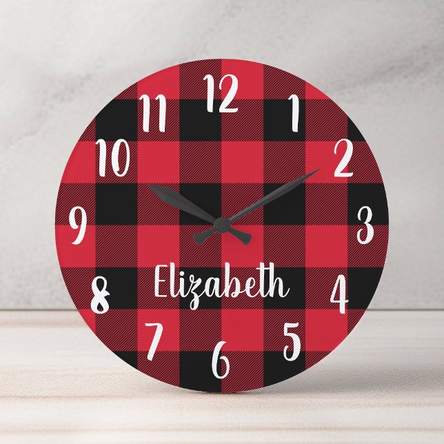 Relógio Redondo Xadrez Personalizada de Buffalo Vermelho e Negro (Personalized Red and Black Buffalo Plaid Round Clock)