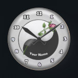 Relógio Redondo Yin Yang Rosa Clock<br><div class="desc">Yin Yang Rosa Clock, Rosa roupa, Yin Yang t-shirts, presentes de Namorados da ArtMuvz Illustration. Camisa de Rosa vermelha romântica, presentes de roupa e rosa, saco de tote, caneca. Gravata única, ligante cardíaco, chapéu, bocal. t-shirt rosa, presentes de Dia de os namorados e roupa. PARA PERSONALIZAR, clique em editar este...</div>