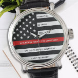 Relógio Reforma do Serviço de Bombeiros Personalizado<br><div class="desc">Celebre e mostre seu apreço a um excelente Bombeiro com este Thin Red Line Retirement ou Annianiversário Firefighter Watch - design americano na bandeira do bombeiro - cores em um moderno preto e design vermelho. Perfeito para prêmios de bombeiros e presentes de aposentadoria de bombeiros e aposentadoria de bombeiros. Personalizar...</div>