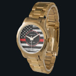 Relógio Retirada Personalizada do Bombeiro Linha Vermelha<br><div class="desc">Celebre e mostre seu apreço a um excelente Bombeiro com este Thin Red Line Firefighter Watch - design de bandeira americana em cores da Polícia, design angustiado. Perfeito para prêmios de serviço e presentes de aposentadoria de bombeiros, aniversário de bombeiros do departamento de bombeiros. Personalizar com o nome do bombeiro,...</div>