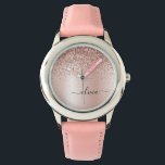 Relógio Rosa Dourado - Nome do Monograma do Metal com Lant<br><div class="desc">Rosa Dourado - Folha Cor-de-rosa esfarelada Metálica Farelo Glitter Esmagado Monograma de Metais Relógios. Isto faz o doce e perfeito aniversário de 16 anos,  casamento,  chá de panela,  aniversário,  chá de fraldas ou festa de solteira presente para alguém que ama luxo de luxo e estilos quíticos.</div>
