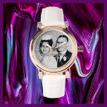 Relógio Seu nome de foto, Rosa, Dourado, Banda branco, pul<br><div class="desc">Este elegante relógio de pulso rosa de ouro para mulheres é decorado com uma banda branca e personalizado com seu nome e sua foto. Você pode facilmente alterar o nome e excluir as marcas de escala numérica, se desejar. Que maravilhoso presente de na moda moderna para uma dama de nozes,...</div>