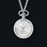 Relógio Sr. e Sra. | Casamento com Script Moderno<br><div class="desc">"Sr. e Sra." O moderno Script Personalizado Gift Perfeito do Casal como presentes de casamento para presentes de aniversário de casamento, presentes de Dia de os namorados e presentes para qualquer ocasião. Observe que os detalhes do mármore são simulados no trabalho de arte. Não será utilizado nenhum mármore real no...</div>