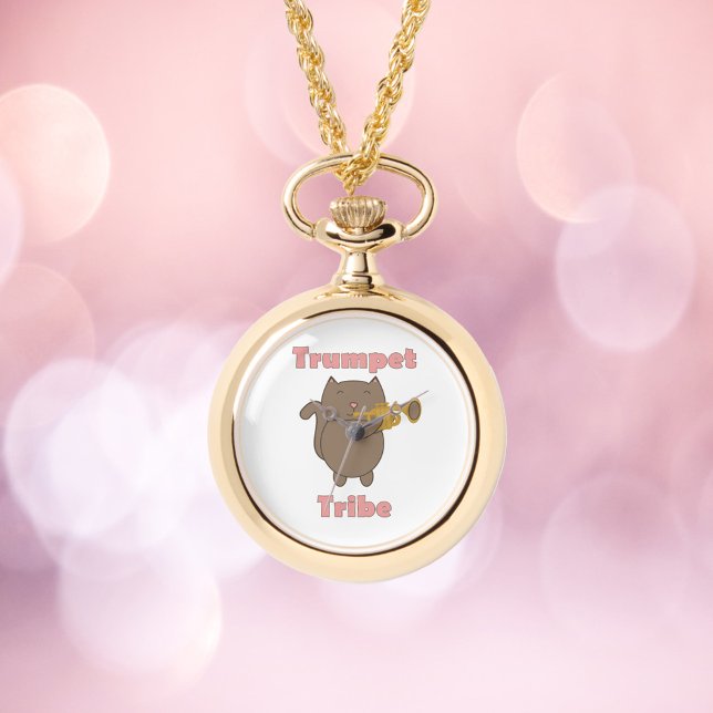 Relógio Tribo da Trombeta Gato Letras Rosa (A watch necklace featuring a cat playing the trumpet and the words trumpet tribe.)