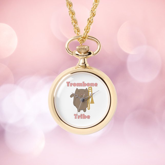 Relógio Tribo do Trombone Gato Marrom Letras Rosa (A watch necklace with a brown cat and a trombone with the text trombone tribe.)