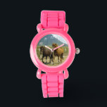 Relógio Um par de pôneis islandeses castanhos<br><div class="desc">Uma captura fotográfica totalmente fofa e adorável de 2 pôneis islandeses andando por uma estrada de terra. Uma é uma baía e a outra é colorida. Seus bonitos manes soprando no vento. Uma bela paisagem de montanha pode ser vista ao fundo e adiciona um senso de maravilha a esta imagem....</div>